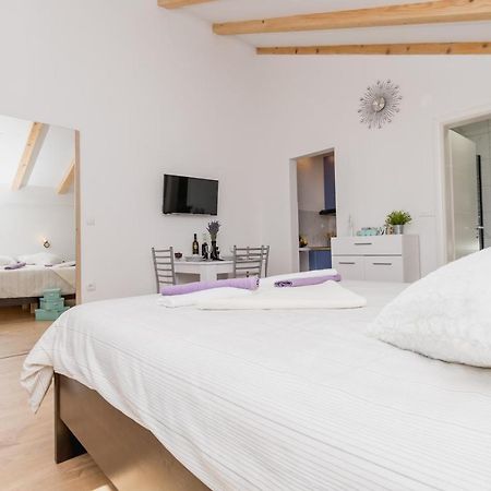 Studio Apartment Harmony Np Krka Лозовац Екстериор снимка