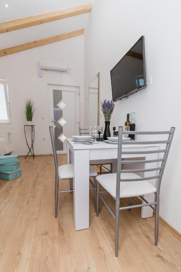 Studio Apartment Harmony Np Krka Лозовац Екстериор снимка