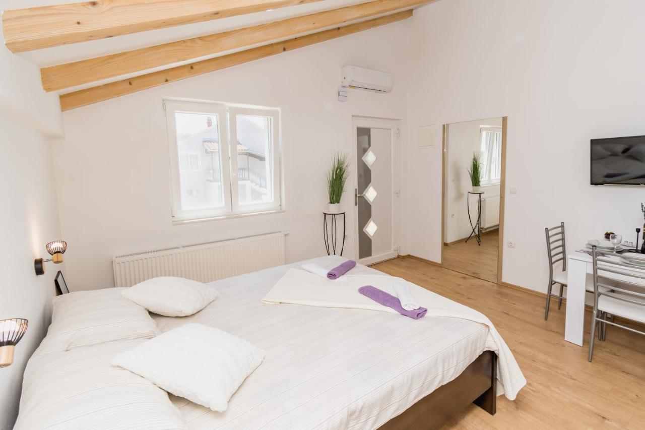 Studio Apartment Harmony Np Krka Лозовац Екстериор снимка